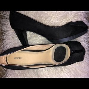 Size 13WW Avenue heels